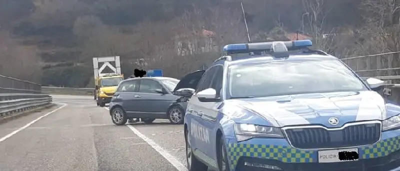 Utilitaria sbanda sulla Due Mari: ferita ragazza