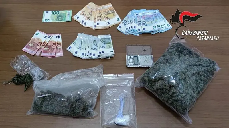 Taverna, disoccupato sorpreso con 'maria' in auto ed a casa