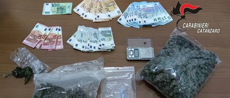 Taverna, disoccupato sorpreso con 'maria' in auto ed a casa