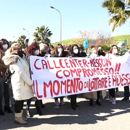 Abramo Customer, protesta anche call center di Catanzaro -VIDEO