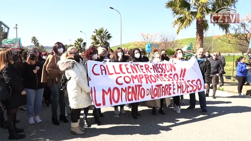 Abramo Customer, protesta anche call center di Catanzaro -VIDEO