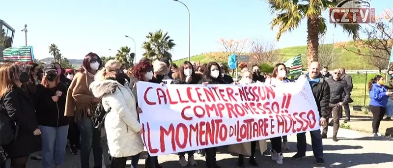 Abramo Customer, protesta anche call center di Catanzaro -VIDEO
