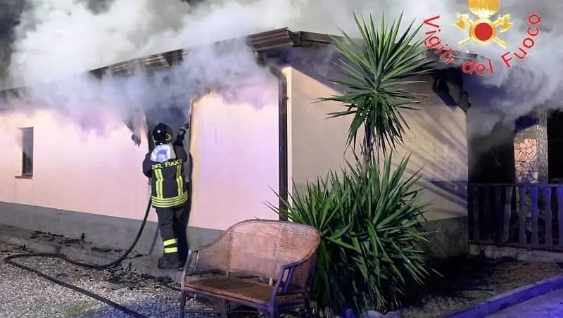 A fuoco abitazione e furgone a Sellia Marina