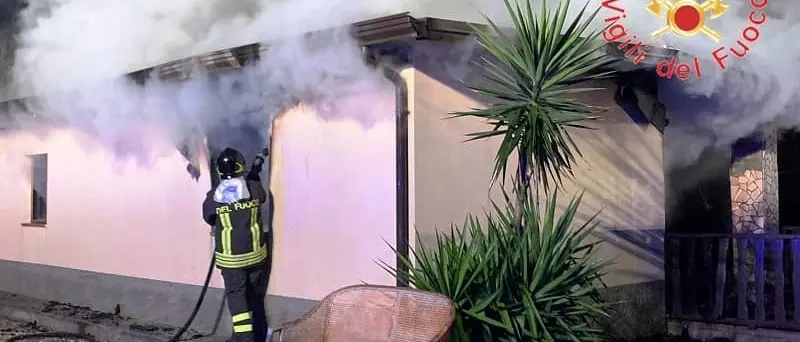 A fuoco abitazione e furgone a Sellia Marina