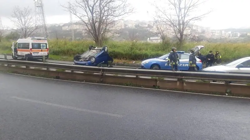 Fiat Punto si ribalta su viale De Filippis: contusi mamma e figlio