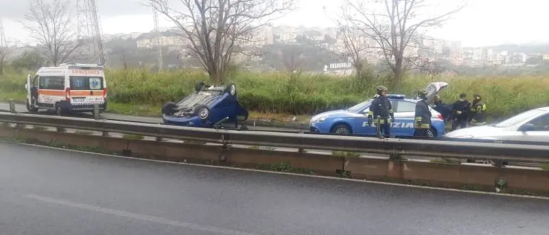 Fiat Punto si ribalta su viale De Filippis: contusi mamma e figlio