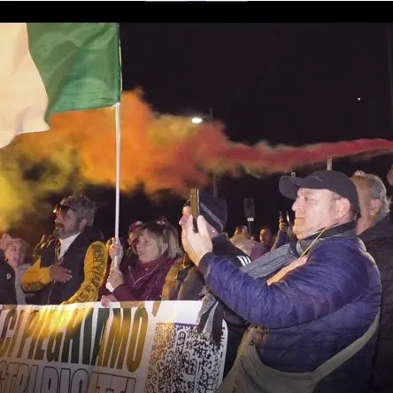 Delegazioni da varie città al primo raduno regionale No Green Pass