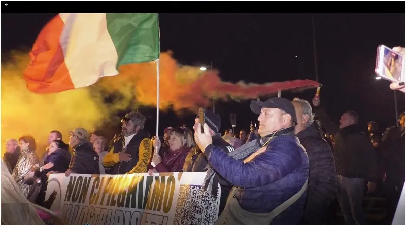 Delegazioni da varie città al primo raduno regionale No Green Pass