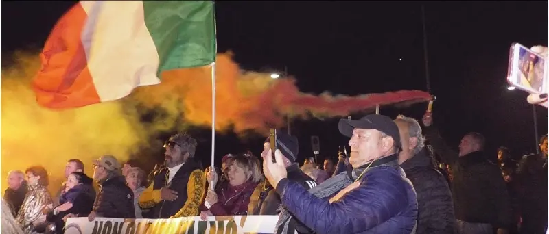 Delegazioni da varie città al primo raduno regionale No Green Pass