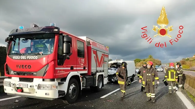 Furgone contro camion rifiuti: tamponamento mortale sulla Due Mari