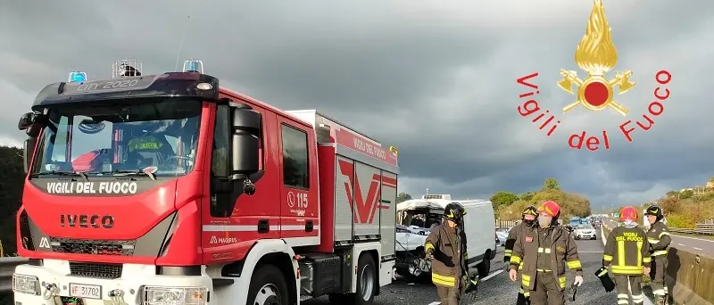 Furgone contro camion rifiuti: tamponamento mortale sulla Due Mari
