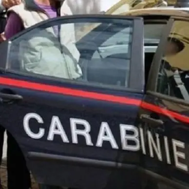 Lido, ex dipendente intimidisce commerciante: due persone ai domiciliari