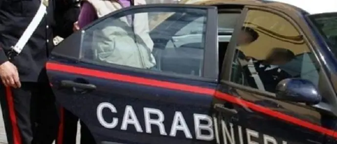 Lido, ex dipendente intimidisce commerciante: due persone ai domiciliari