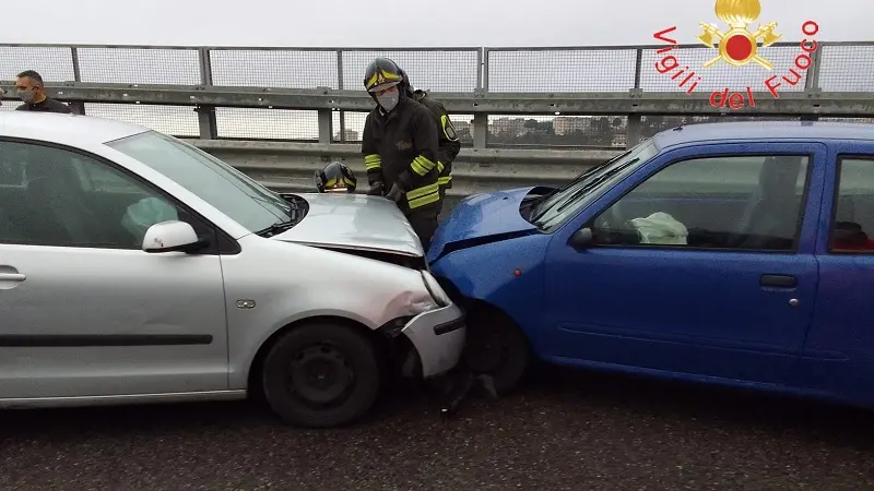 Scontro frontale sulla Tangenziale ovest: ferite due donne