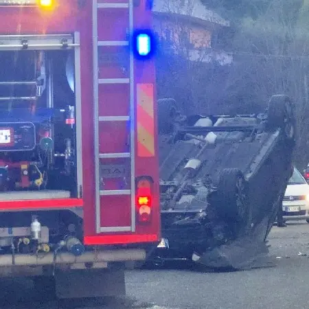Auto urta muretto e si ribalta: incidente in via De Falenta