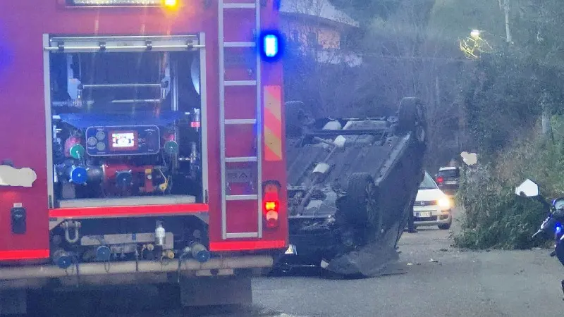 Auto urta muretto e si ribalta: incidente in via De Falenta