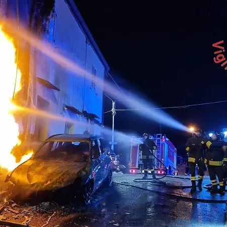 Siano, fiamme nella notte: a fuoco Suv e tubi del metano