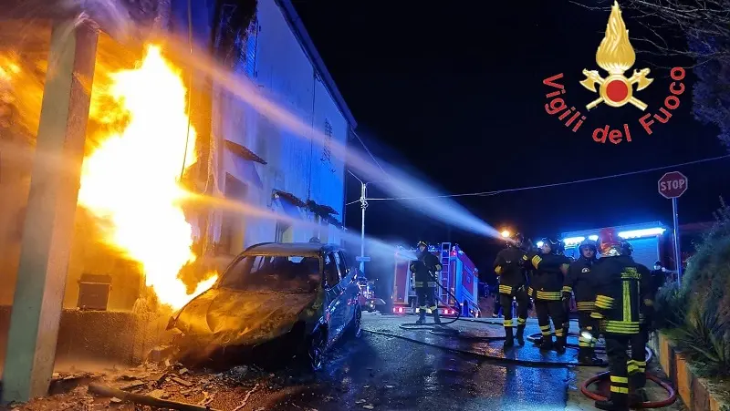 Siano, fiamme nella notte: a fuoco Suv e tubi del metano