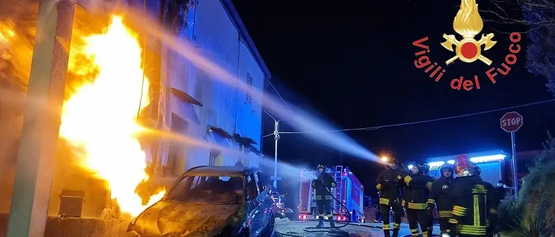 Siano, fiamme nella notte: a fuoco Suv e tubi del metano