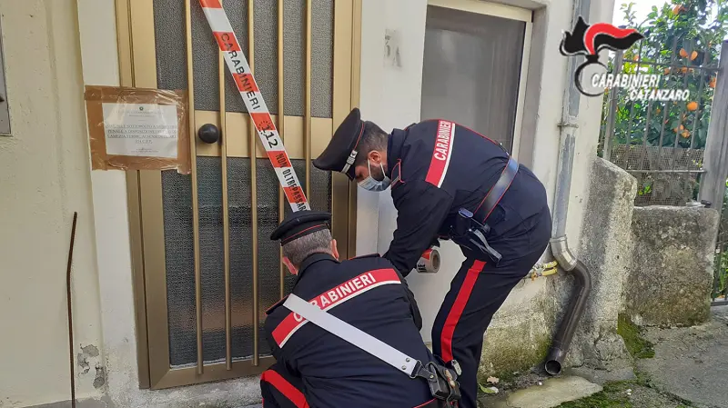 Lite in camera da letto, donna soffocata: fermato il convivente