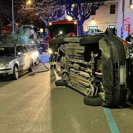 Fiat Punto si ribalta in via Crispi, incolume il conducente
