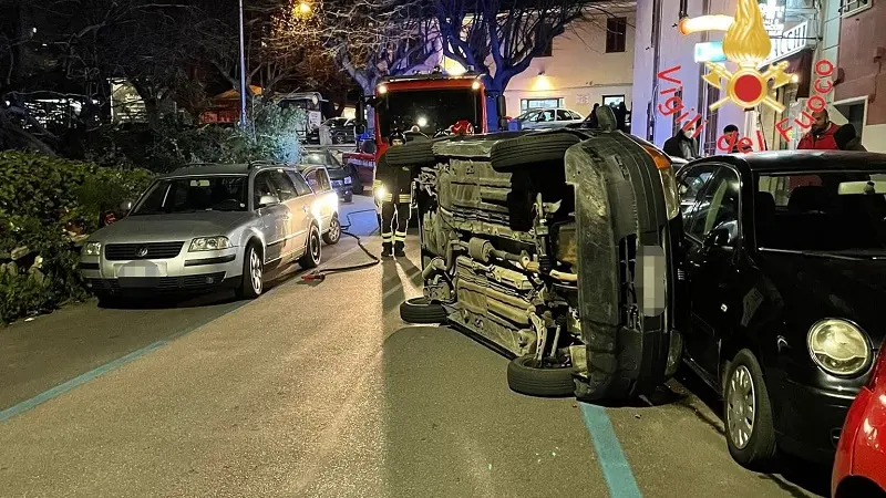 Fiat Punto si ribalta in via Crispi, incolume il conducente