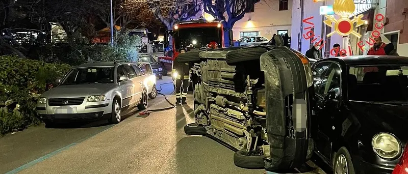 Fiat Punto si ribalta in via Crispi, incolume il conducente