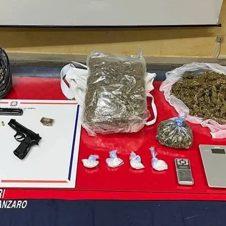 Droga, una Beretta e proiettili in box auto: in manette 33enne