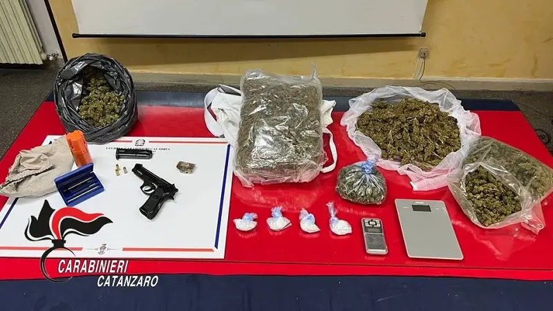 Droga, una Beretta e proiettili in box auto: in manette 33enne