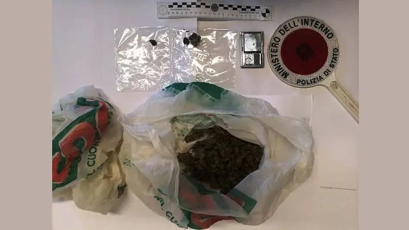 Lido, marijuana a casa ed in negozio: domiciliari