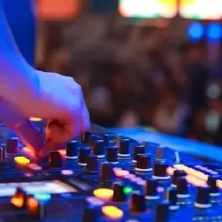 Movida, musica dopo le 24: sanzionati 4 locali a Lido