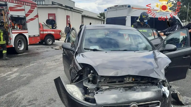 Marcellinara, scontro frontale: due feriti