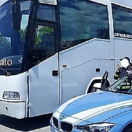 Catanzarese sbraita senza mascherina: pullman si ferma in A24