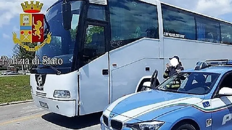 Catanzarese sbraita senza mascherina: pullman si ferma in A24