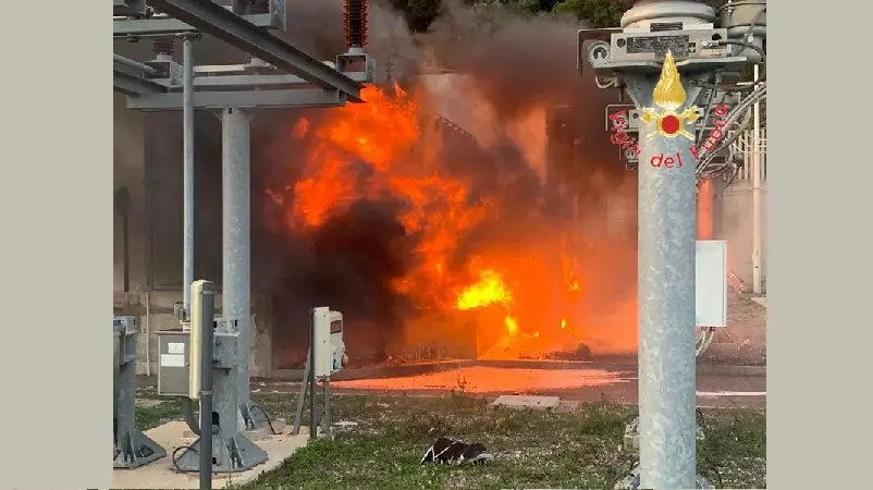 Grosso incendio nel Soveratese: fuoco nel parco eolico S. Sostene