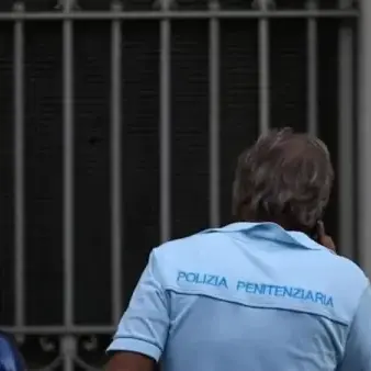 Cellulare e schede sim rinvenute in alcune celle del carcere