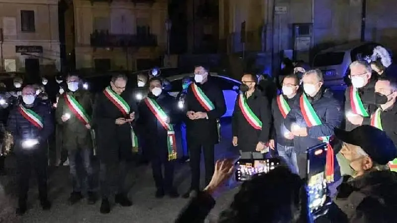 Caro bollette: sindaci in piazza nel black out di protesta