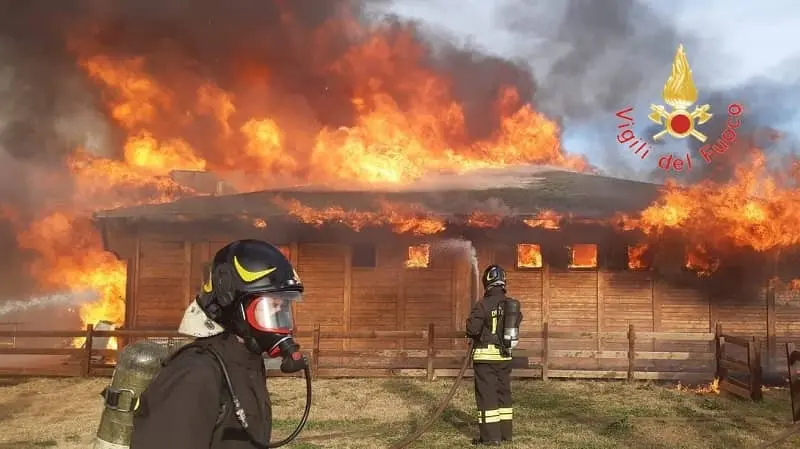 A fuoco il villaggio Vip Sporting Club di Isca sullo Ionio