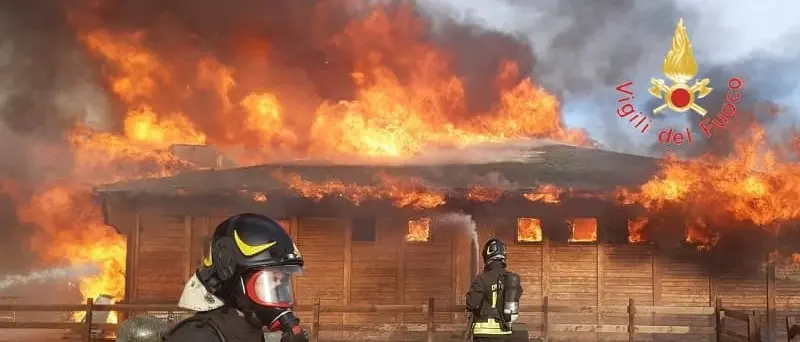 A fuoco il villaggio Vip Sporting Club di Isca sullo Ionio