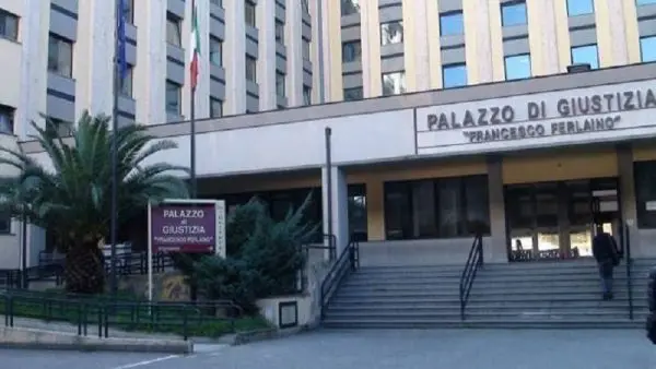 Maltrattamenti, misure di Sorveglianza a 15 uomini ed una donna