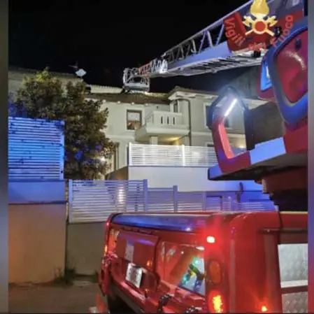 Caminetto esuberante: canna fumaria in fiamme e abitazione a rischio