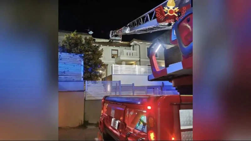 Caminetto esuberante: canna fumaria in fiamme e abitazione a rischio