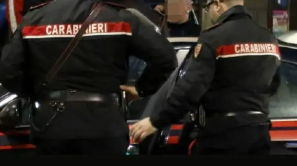 Ruba contanti dalla cassa, arrestata 29enne