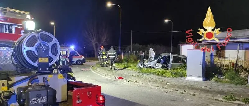 Utilitaria si ribalta su viale Isonzo: grave ragazza di 22 anni