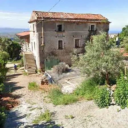 Bomba in una piccola azienda agraria che produce miele