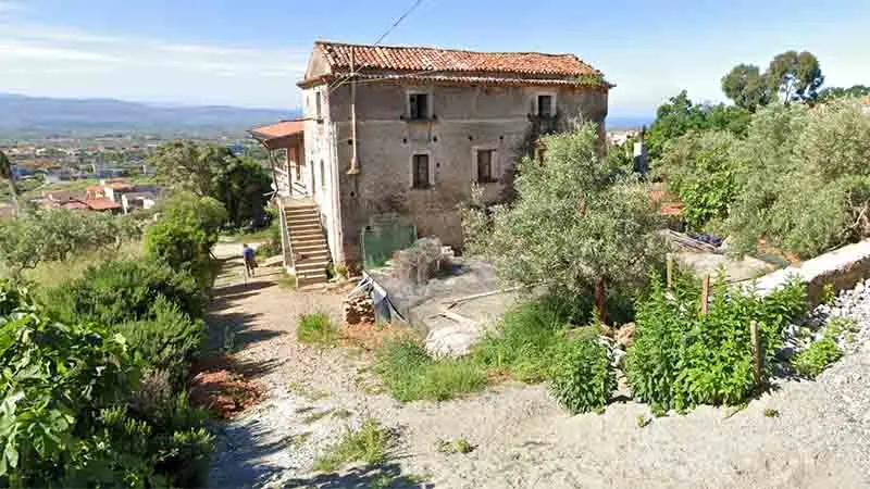 Bomba in una piccola azienda agraria che produce miele