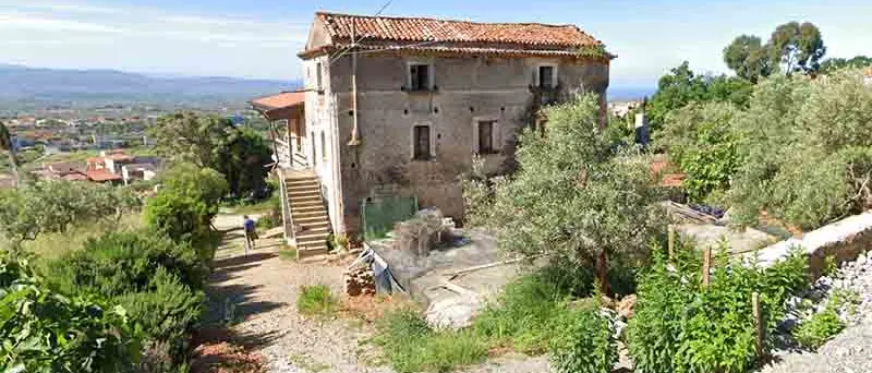 Bomba in una piccola azienda agraria che produce miele