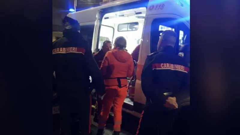 Tenta suicidio in mare, salvato da extracomunitario