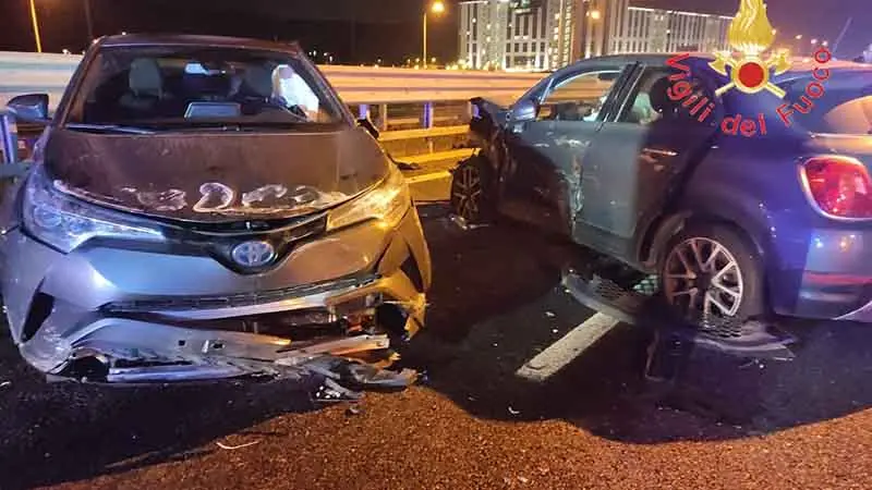 Scontro fra 3 auto: diversi feriti, forse per un cinghiale