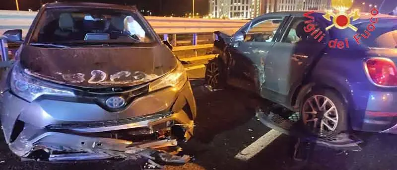 Scontro fra 3 auto: diversi feriti, forse per un cinghiale